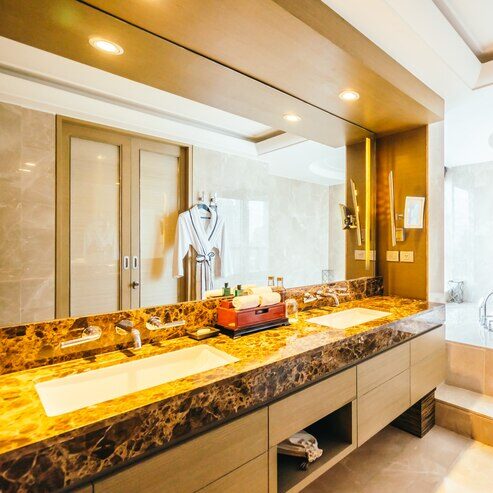 moderna-casa-de-banho-com-um-grande-espelho_1203-1497